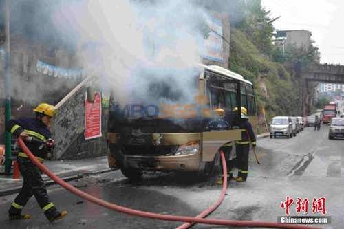 重慶一餐館液化氣罐著火 拖至路邊竟又點(diǎn)燃大巴車